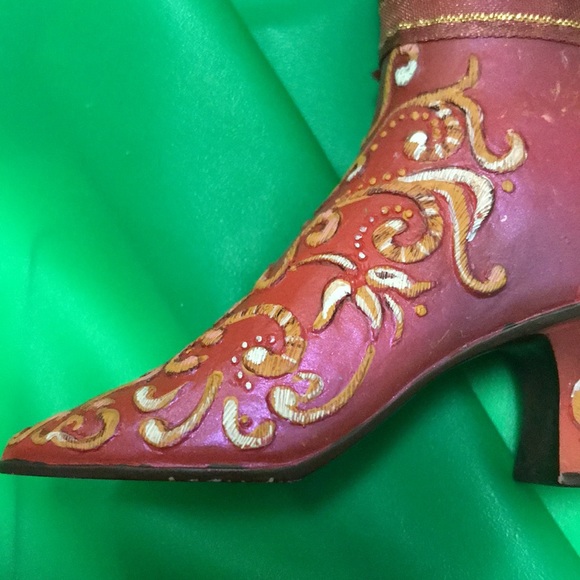 “Lady in Waiting” Heirloom Collectible Ornament Boot - Picture 3 of 15